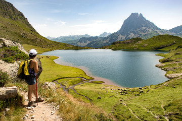 Fototapeta na wymiar woman hiking near a mountain lake