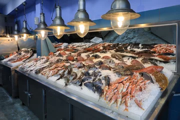 Abwaschbare Fototapete Fish Vielzahl von Seefischen auf der Theke in einem griechischen Fischladen.