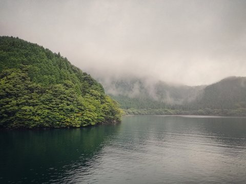 Paisaje de lago y monta&ntilde;as en tarde de verano con nubes