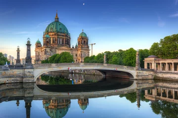 Outdoor-Kissen Berlin Cathedral (Berliner Dom) reflected in Spree River at dawn, Germany © Patryk Kosmider