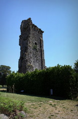Donjon du château de Regneville.