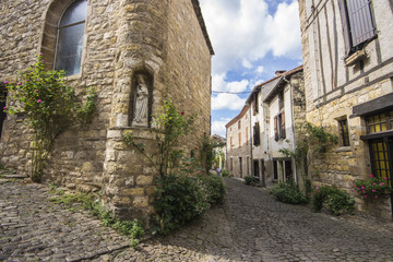 Fototapeta na wymiar The streets and houses of Cordes-sur-Ciel, a beautiful medieval town in southern France