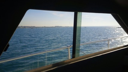 in barca guardando il mare