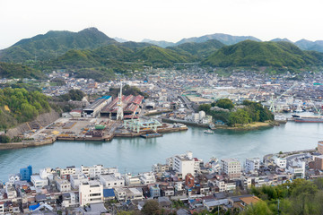 Fototapeta na wymiar 造船業が盛んな海辺の町（日本・広島・尾道）