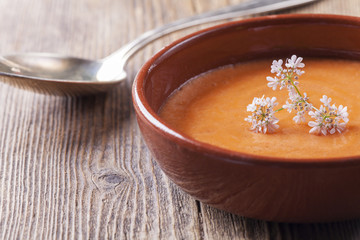 Nahaufnahme einer spanischen Salmorejo-Suppe
