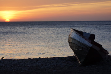 Boot am Strand bei Sonnenuntergang