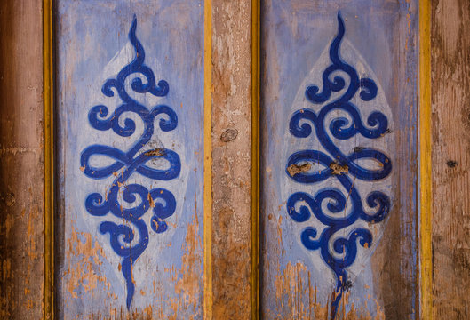 The decorative pattern on the Lama Temple door