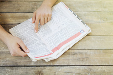 Naklejka premium Man hands reading newspaper 