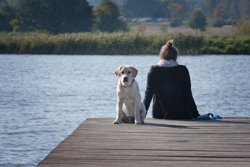 Dziewczyna i pies nad jeziorem © Mariusz Stoszewski