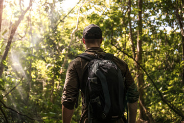 Mann mit Ausrüstung beim durchqueren des Dschungels in Kolumbien