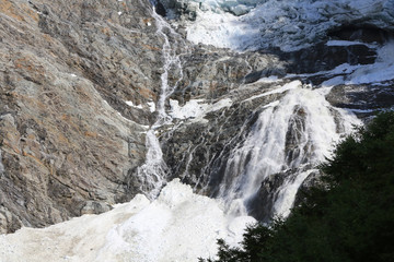 Fototapeta na wymiar Cascade. Glacier des Bossons. Cascade. Glacier Bossons.