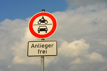 Schild, Verkehrszeichen, Durchfahrt verboten, Anlieger frei, Straße, StVO, Verbotsschild, PKW, Motorrad, Straßenverkehr, Infrastruktur, Anwohner, Verkehrsberuhigung, Ordnungswidrigkeit, 