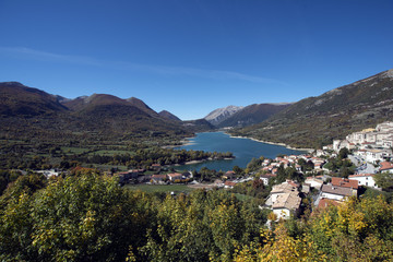 Fototapeta premium Vista del lago di Barrea - Parco Nazionale d'Abruzzo, Lazio e Molise