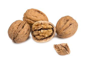 Walnüsse freigestellt auf weißem Hintergrund