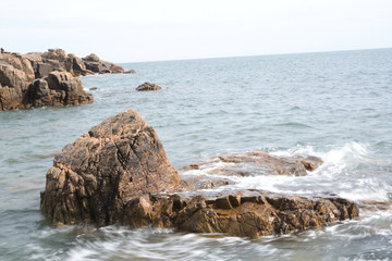 Rocher au milieu de l'eau