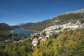 Fototapeta na wymiar Vista del lago di Barrea - Parco Nazionale d'Abruzzo, Lazio e Molise