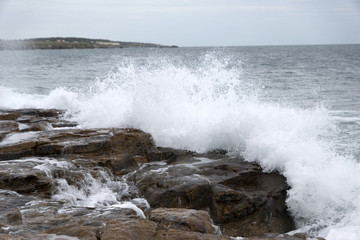 vagues s'échouant sur la cote près d'Olonne