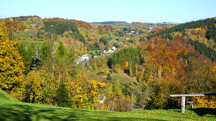Das Erzgebirge im Herbst/Kleines Dorf im Erzgebirge, hügelige Herbstlandschaft mit bunten Wäldern...