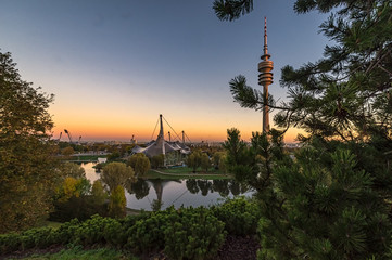 Obraz premium Herbst in München, Morgendämmerung im Olympiapark, Ausflug in die Natur