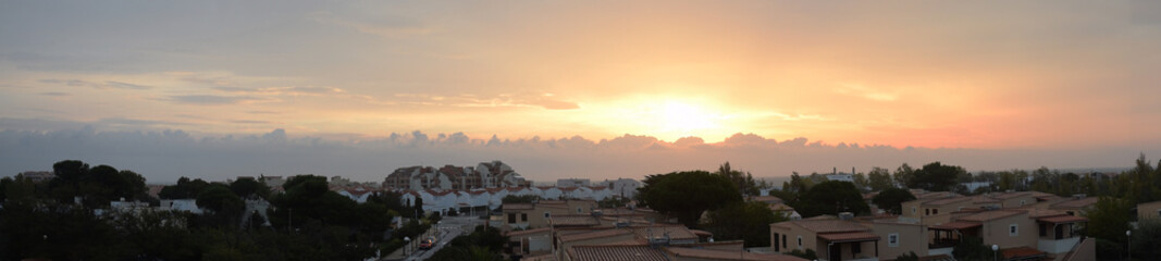 Bande de brume marine au lever du soleil sur la mer Méditerranée à Port-Leucate