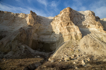 Fototapeta na wymiar Beautiful mountain canyon in the desert. Boszhira in Ustyurt plateau, Kazakhstan