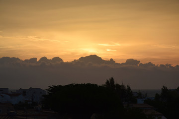 Bande de brume marine, au lever du soleil, sur la mer Méditerranée à Port-Leucate