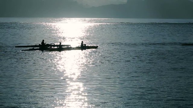 pirogue sur un lagon avec coucher de soleil