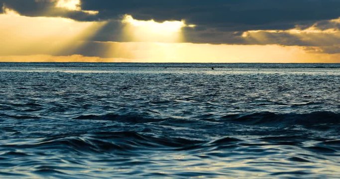 pirogue sur un lagon avec coucher de soleil