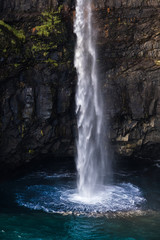 Fototapeta na wymiar cascade chute eau rivière falaise paysage faroe island féroé océan.jpg