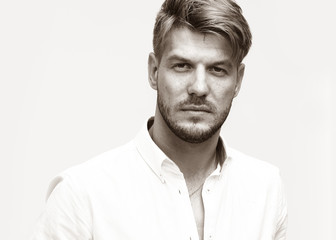 Obraz premium Black and white portrait of handsome man looking at camera