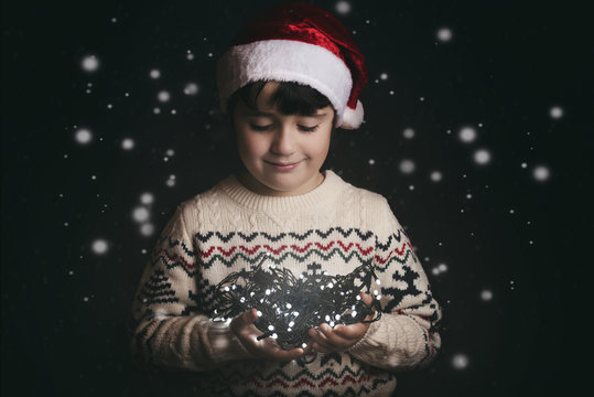 ni&ntilde;o feliz en navidad