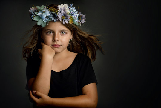 Niña Con Corona De Flores