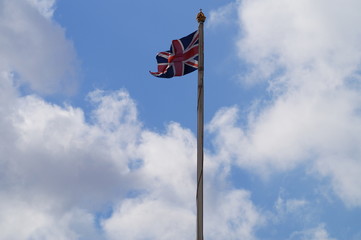 England Flagge im wolkigem Himmel