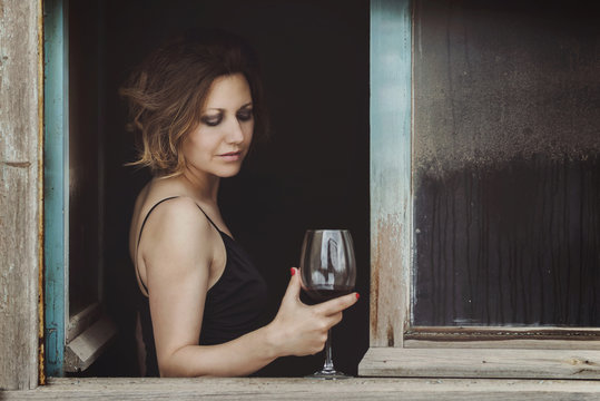 mujer bonita con una copa de vino