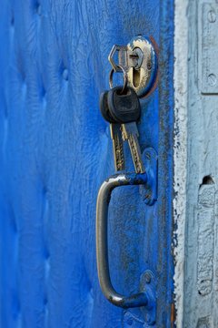 ключ в замочной скважине на синей старой двери