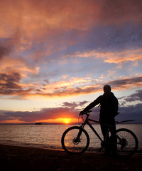 Obraz premium Bike trail with sunset on the sea view