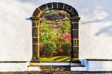 Das offene Tor an der Av. Aguilar y Quesada