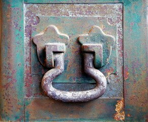 Close up vintage old rusty steel handle on green treasure box
