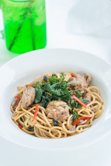 Spaghetti with chicken and basil crispy.