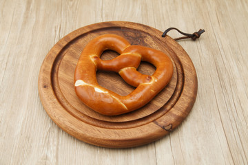 木の皿にのせたプレッツェル　ドイツのパン