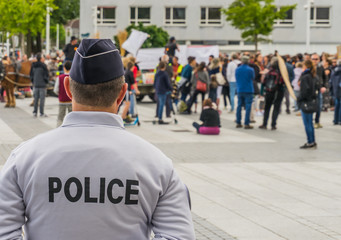 Policier surveille une manifestation - Police officer supervising a demonstration