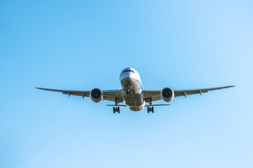 青空を滑空する旅客機