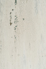 Weiß gestrichenes Holzbrett mit Patina