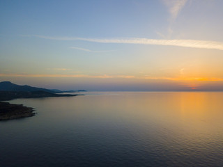 Obraz premium Vista aerea della costa della Corsica al tramonto, promontori che costeggiano il mare. Francia