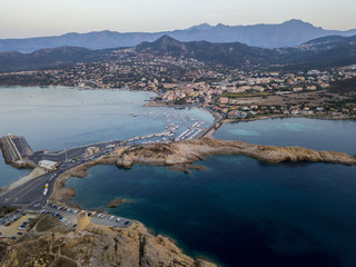 Vista aerea di Isola Rossa, L’Ile-Rousse, Isola Rossa Corsica, porto e tratto di costa francese, Corsica, Francia

