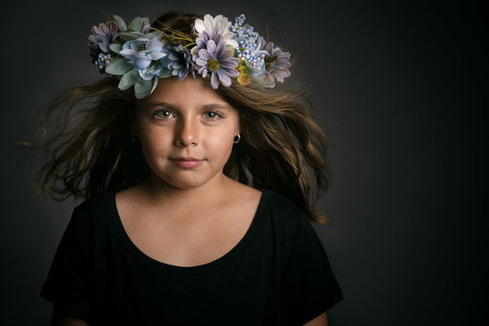 Niña Con Corona De Flores