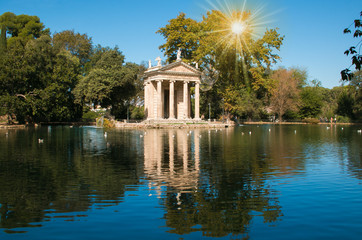 Lago al giardino di villa Borghese ed il tempio di Esculapio al sorgere del sole