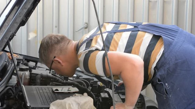 Mechaniker behebt Fehler mit Diagnoseger&auml;t