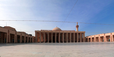 Fototapeta premium Exterior view to Kuwait Grand Mosque in Kuwait-city, Kuwait