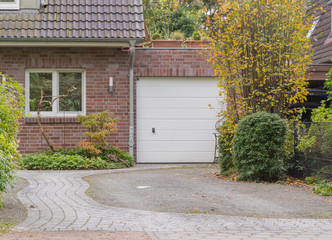 Garage eines Hauses mit weißem Tor